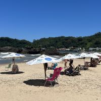 Bares e restaurantes não podem cobrar para uso de cadeiras e mesas na areia