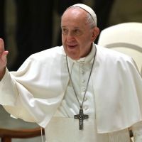 Papa Francisco orienta padres e sacerdotes a abençoarem casais homoafetivos