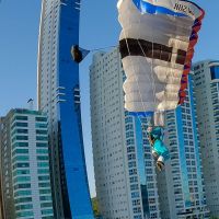 Papai Noel voa em salto de 190 metros de altura em BC