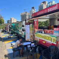 Espaços para food trucks são demarcados na avenida Beira Rio