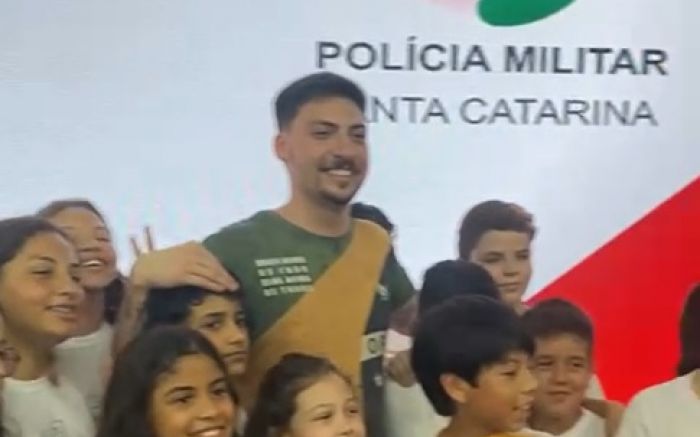 Jair Renan fez parte da mesa de autoridades durante premiação do Proerd(Foto: Reprodução)