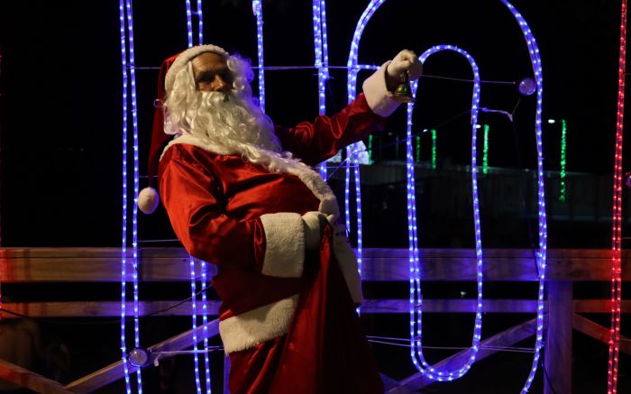 Após o Papai Noel ter adiado a sua chegada na última sexta-feira por conta da chuva, ele já carimbou o passaporte e tem data e horário para desembarcar em Penha. O Bom Velhinho chegará na cidade a partir das 19h30 desta quinta-feira para a abertura do Natal 2023. O evento será na praça Expedicionário Ignácio Ferreira Crispin, em frente à Igreja Matriz, no centro.
A população poderá assistir a chegada do Papai Noel, que contará ainda com o espetáculo Dança Os Flocos de Neve, Coral Semente do Amanhã, apresentação da Banda Municipal de Penha e Coral Laci Simão Corrêa. 
Além da praça da Matriz, outros dois pontos da cidade terão ações. A praça vereador Teodoro Sebastião da Costa receberá as mesmas ações da abertura e o Terno de Reis, no dia 15 de dezembro, às 19h30, e ainda nos dias 17, 22 e 24 de dezembro, no mesmo horário. 
No dia 16 de dezembro, o Instituto EcoVida fará apresentações e feira na praça, das 16h às 21h, e o Papai Noel também estará no local às 20h. Já a praça do Coreto rec