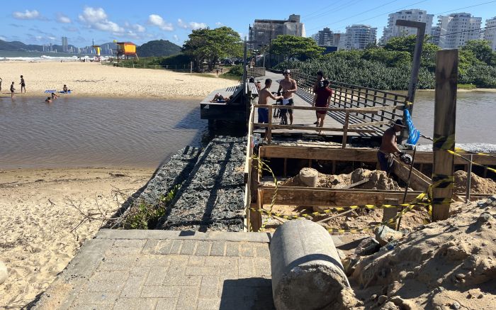 Passarela está em reparos há quase um  mês  (Foto: da redação)