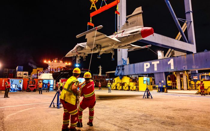 Operação levou caça do porto pro aeroporto (Foto: Divulgação Portonave)