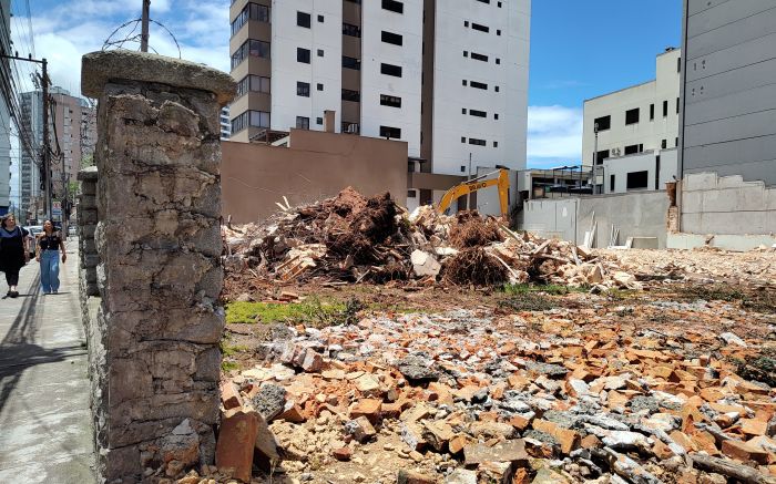 Clínica  São Lucas informou que terreno do antigo imóvel abrigará agora um estacionamento
(Foto: Franciele Marcon)