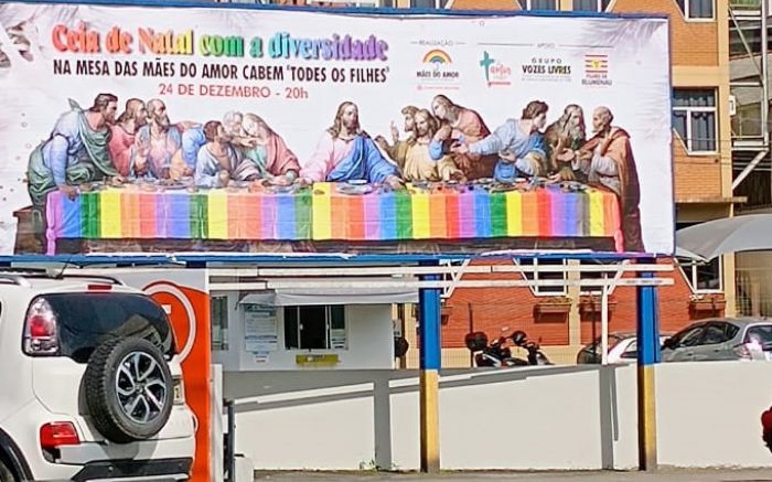 Placa está instalada na praça no bairro Garcia e convida para uma ceia coletiva da diversidade 
(Foto: Divulgação)