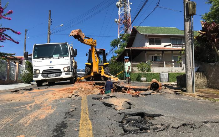 Casan está consertando os estragos provocados pela tubulação
(foto: Rafael Juncks / Rádio Marazul )