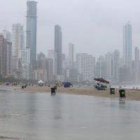 Vídeo: Chuvarada formou piscinas na praia Central 