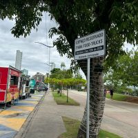 Placas demarcam espaços de food trucks na avenida Beira Rio