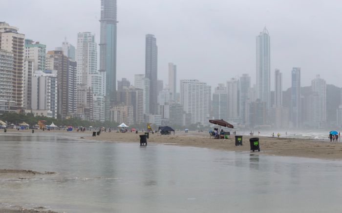 Lagoas se formaram na altura da rua Alvim Bauer (Foto: Paulo Giovany)