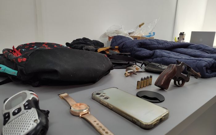 Relógio, celular e mochila de Amanda foram apreendidos com o adolescente (Foto: Franciele Marcon)