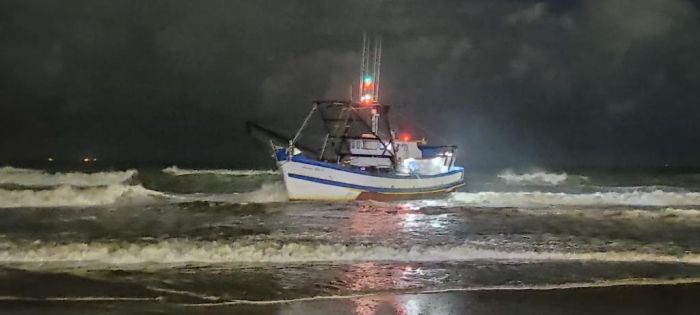 Barco encalhou a 10 metros da faixa de areia (Foto: CBMSC)