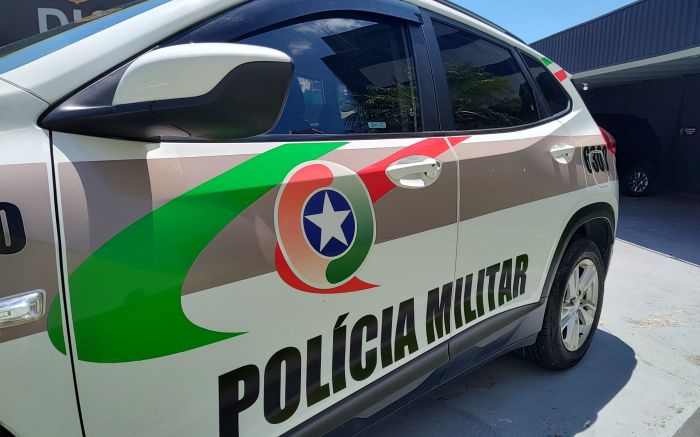 PMs contaram com o auxílio de cão farejador, mas a arma não foi localizada (Foto: Fran Marcon)