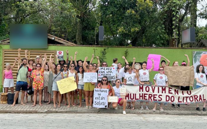 Cerca de 30 pessoas se reuniram em frente à casa noturna onde teriam acontecido os crimes (Foto: Associação Flor de Lis)