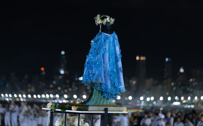 Quem quiser pode depositar flores para Iemanjá na barquinha (Foto: S2 Estúdio Criativo)