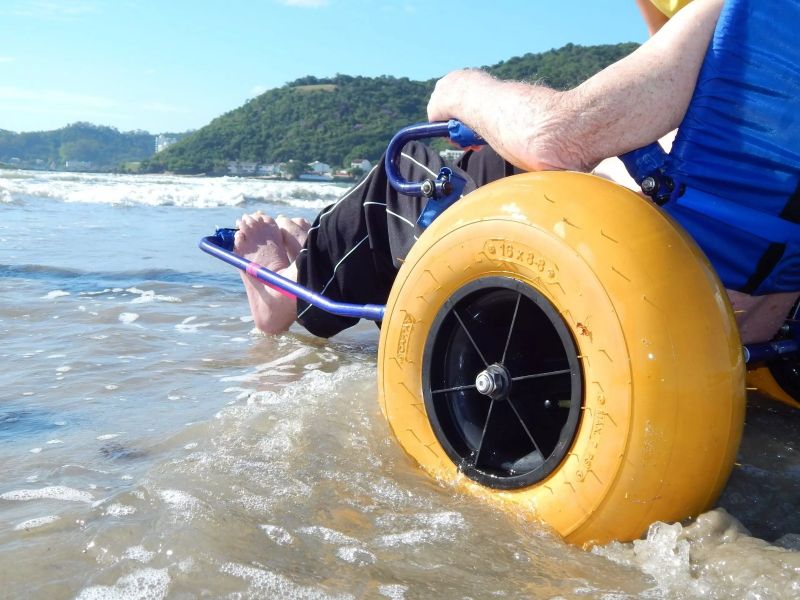 Projeto Rodas ao Mar acontece na praia da Atalaia (foto: divulgação)