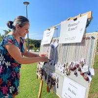 Casal fabrica artesanato e deixa “free” em pontos turísticos