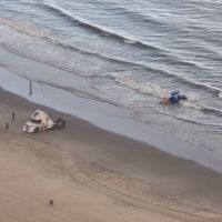 Vídeo: Trator atola no mar da praia Central  