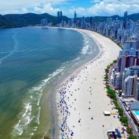 Praia Central de BC tem a maioria dos trechos limpos pro banho de mar 