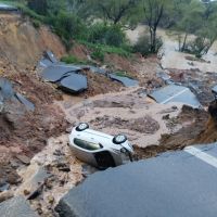 Vídeo: Carro é engolido por cratera em Rio do Sul