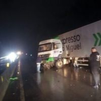 Carreta fica em L e interdita o trânsito da BR 101