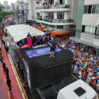 Milhares de foliões curtiram o show de Michel Teló na avenida Atlântica