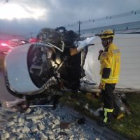 Fiorino sai da pista e derruba poste na Itaipava