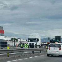 Caminhão bate em mureta, atravessa pista e causa fila de 18 km na BR 101