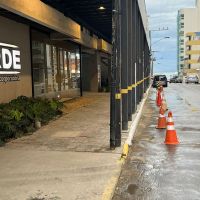 Morador denuncia construtora por bloquear vagas na rua com cones