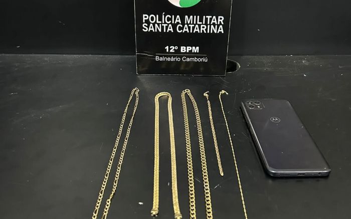 PM encontrou mais correntes de ouro roubadas na casa dos assaltantes
 (Fotos: Divulgação/Polícia Militar)