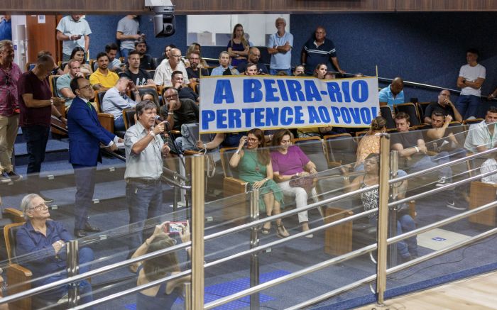 Público lotou plenário e teve até faixa “A Beira Rio pertence ao povo”  (Foto: Davi Spuldaro)