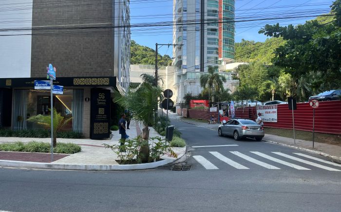 Caminhões vão estacionar na via para obras de concretagem (Foto: Rafael Mendes)