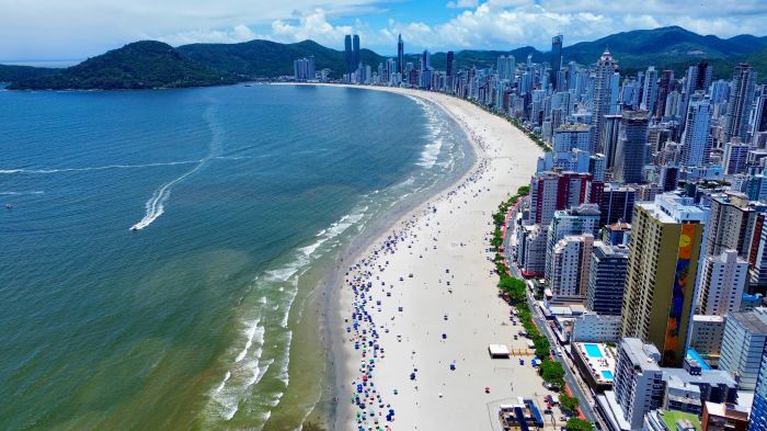 Praia Central de BC tem a maioria dos trechos limpos pro banho de mar (Foto: Divulgação/Prefeitura de BC)