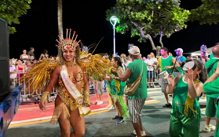 Seis bloquinhos e a Corte da Liga Carnavalesca desfilaram pela avenida Atlântica (Foto: PMBC)