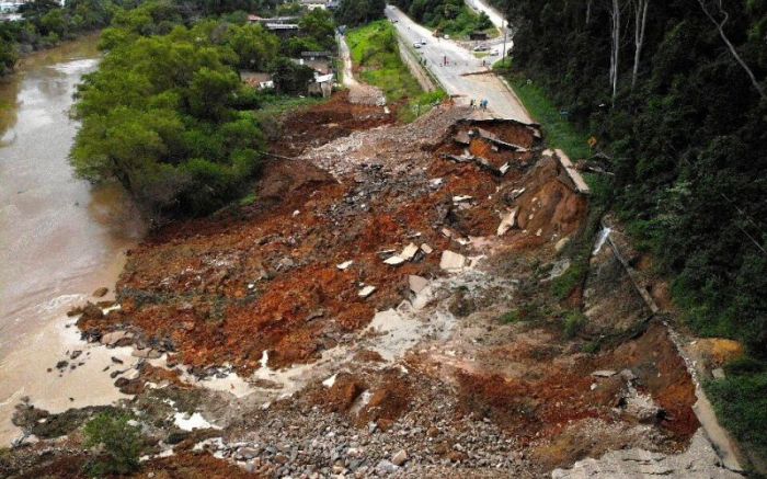 Cratera foi aberta durante semana de chuva que atingiu a região
 (Foto: Divulgação)