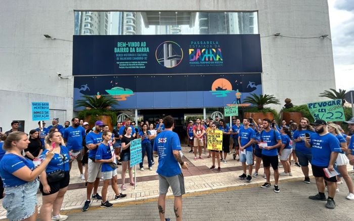 Grupo se reuniu na Passarela da Barra e fez caminhada e panfletagem na Atlântica (Foto: Divulgação)