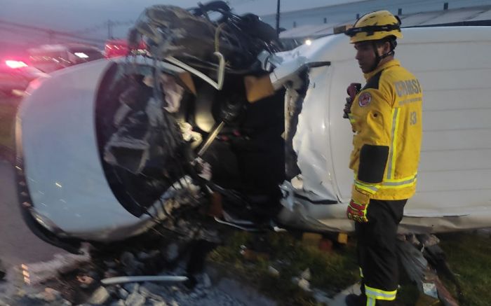 Parte da frente do veículo ficou completamente destruída
(Foto: Divulgação)