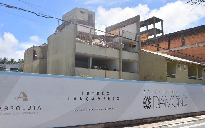 Casa na orla de Cabeçudas dará lugar a prédio da construtora Absoluta
(fotos: João Batista)