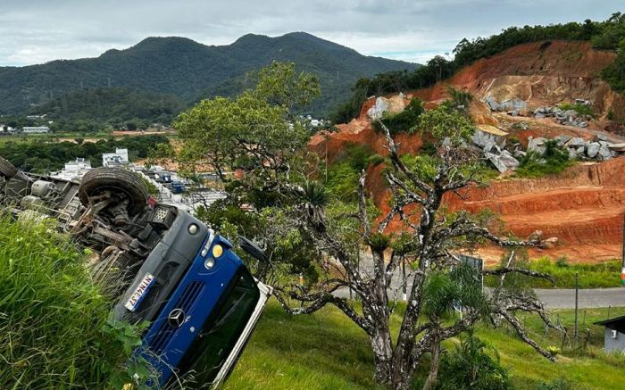 Motorista teve que ser resgatado pela janela do caminhão
(Foto: Divulgação CBMSC)