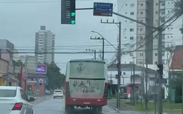 Morador gravou a cena e diz que ônibus tava “todo torto” 
(Foto: Repprodução)