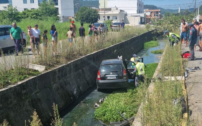 Carro caiu na vala entre as pistas (Foto: CBMSC)