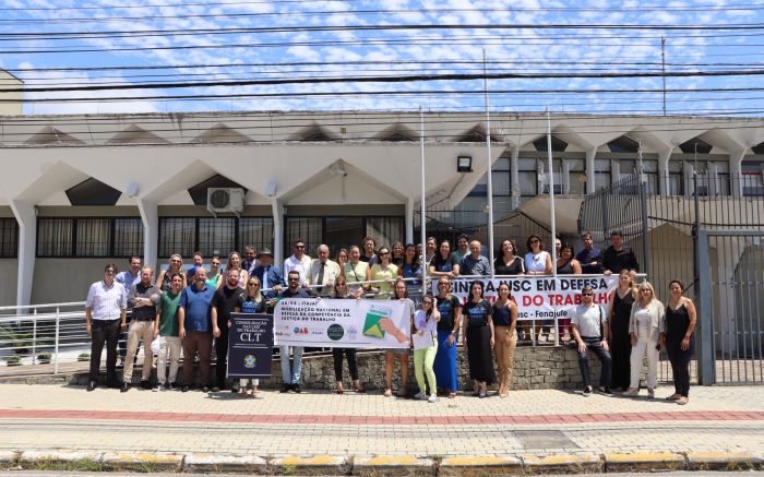 Ato reuniu trabalhadores, advogados, agentes da justiça e sindicalistas
(Foto: Divulgação)