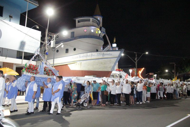 Mais de mil pessoas levaram o manto pelas ruas de Navegantes (foto: Marcos Porto)