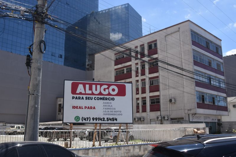 Terreno fica na rua Samuel Heusi