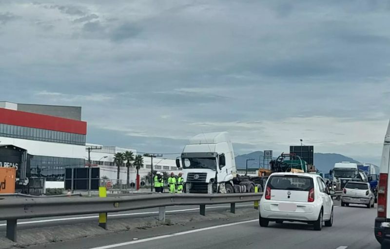 Acidente foi no sentido Floripa na manhã de quinta-feira (foto: leitor)