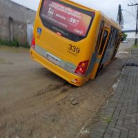 Vazamento deixa ônibus atolado na lama