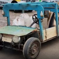 Carro dos Flintstones flagrado em rodovia