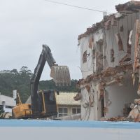 Obra de demolição derruba parede e atinge telhado e piscina de vizinho