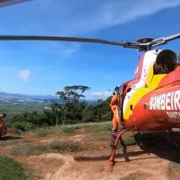 Motociclista é resgatado de trilha