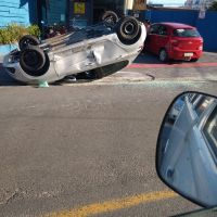 Peugeot capota em cruzamento de Itajaí